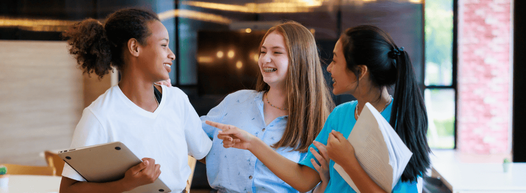 3 students chatting